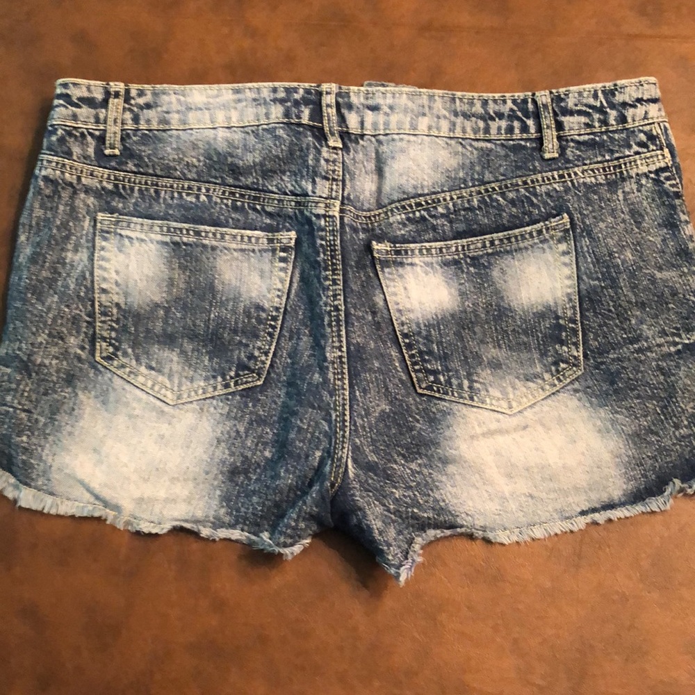 Denim shorts - Picture 2 of 3
